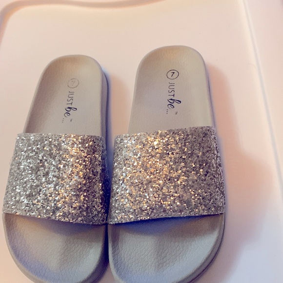 New Just Be… Silver sparkle slides comfort sole with slight arch support size 7 - Picture 3 of 6